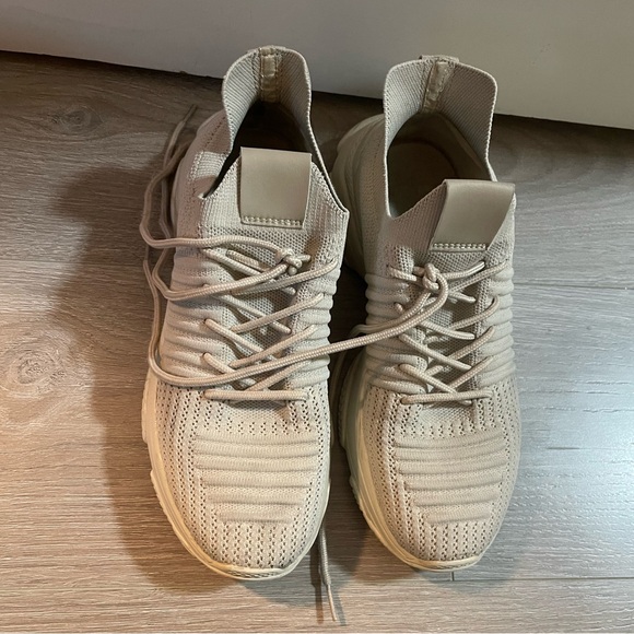 CUSHIONAIRE Apolo- knit sneakers. Size 9.5 in very good condition. - Picture 3 of 5